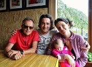 07 Con gli amici rifugisti Luca, Silvia e la piccola Amelia 
